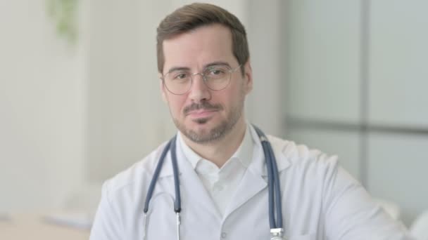 Portret Mężczyzny Lekarz Robi Kciuki Dół — Wideo stockowe