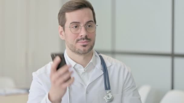 Ritratto Medico Che Parla Telefono — Video Stock
