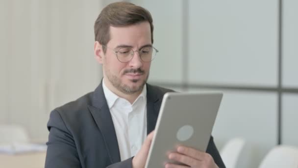 Portrait Businessman Celebrating Win Tablet — Stock Video