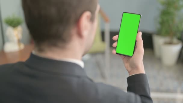 Geschäftsmann Nutzt Smartphone Mit Grünem Bildschirm — Stockvideo