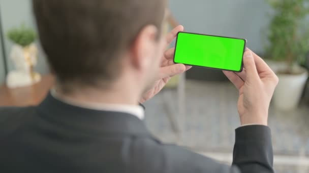 Podnikatel Držící Smartphone Zelenou Obrazovkou — Stock video