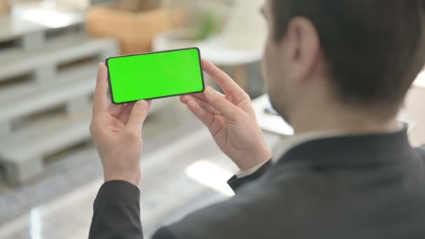 Geschäftsmann Beobachtet Smartphone Mit Grünem Bildschirm — Stockvideo
