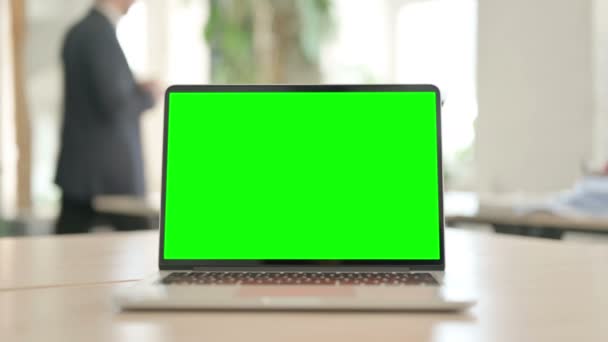Ofisteki Masada Yeşil Ekranlı Laptop — Stok video