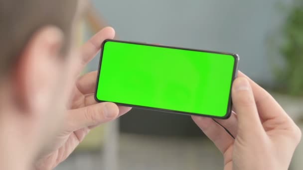 Nahaufnahme Von Smartphone Mit Grünem Bildschirm — Stockvideo