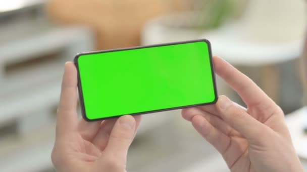 Guardando Smartphone Con Schermo Verde Close — Video Stock