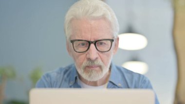 Kıdemli İhtiyar Ofiste Mektup Yazıyor