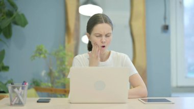 Dişi ağrıyan genç kadının portresi