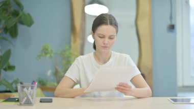 İş yerinde Evrak Okuyan Genç Kadın