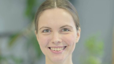 Gülümseyen genç kadın yüz yakın