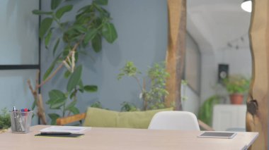 Modern Genç Adam Ofisten Çıktıktan Sonra Boş Ofis