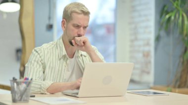 Laptop Çalışırken Hasta Genç Adam Öksürük