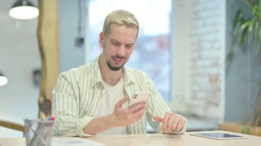 Kayıp Genç Adam 'ı Akıllı Telefondan Şok Etti