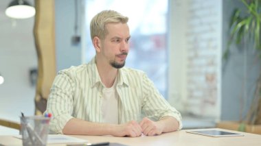 Depresyonda ve Endişeli Oturan Genç Adam