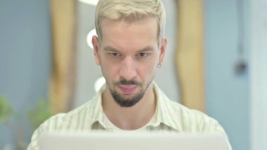 Bir dizüstü bilgisayarda yazarak adam yakın çekim