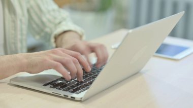 Dizüstü bilgisayarda Yazan Erkek Elleri Kapat