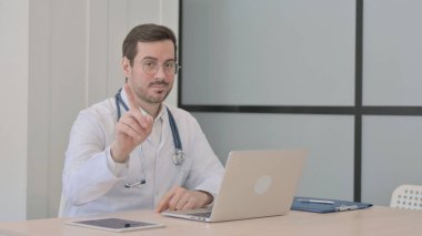 Bilgisayarda çalışırken Doktor Titrek Kafa ve Parmak Reddedildi