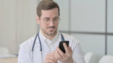 Akıllı Telefon Kullanan Doktorun Portresi