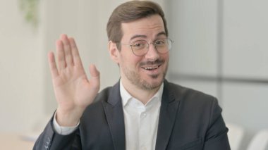 Merhaba demek için el sallayan iş adamı