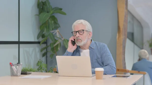 Angry Senior Old Man Talking Phone Work — Stockfoto