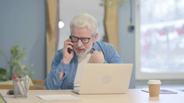 Displeased Senior Old Man Talking Phone — Stockfoto