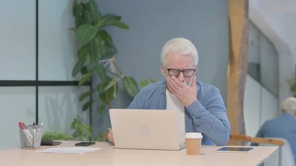 Coughing Sick Senior Old Man Working Laptop — Stockfoto