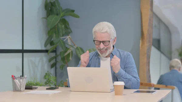 Senior Old Man Celebrating Online Success Laptop — Stock fotografie