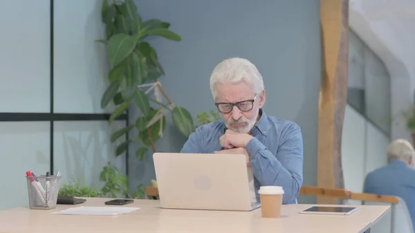 Senior Old Man Reacting Online Loss Laptop — Stok fotoğraf