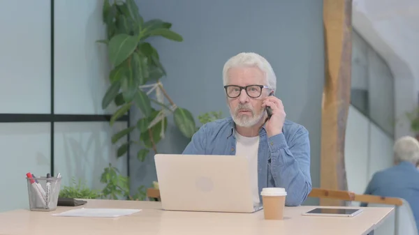 Senior Old Man Talking Phone Discuss Work — Photo