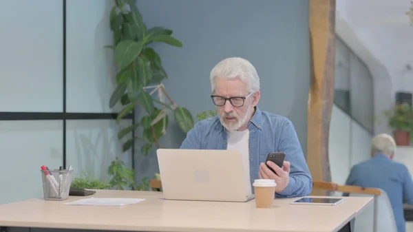 Senior Old Man Using Phone Laptop Work — Stockfoto