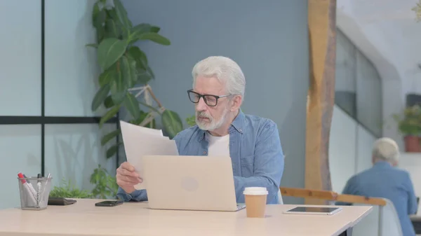 Senior Old Man Working Laptop Documents — Photo