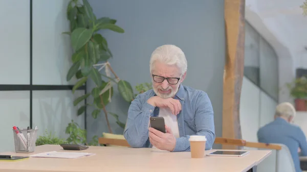 Successful Senior Old Man Celebrating Win Smartphone — стоковое фото