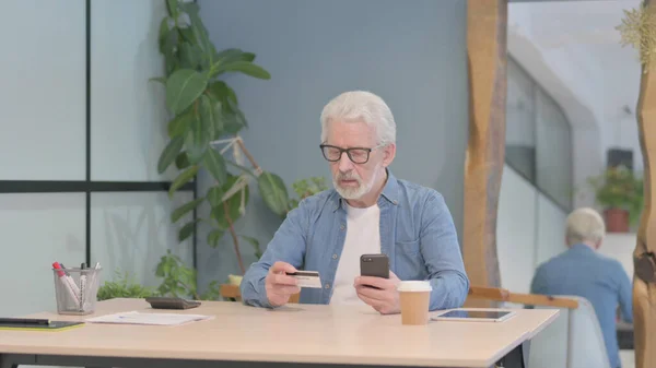 Oudere Man Aan Het Telefoneren Het Werk — Stockfoto