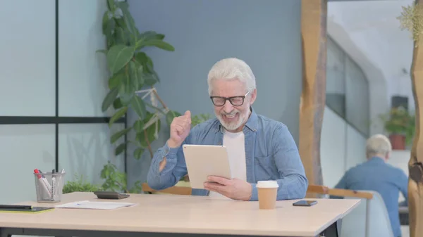 Senior Old Man Talking Online Video Chat Tablet Computer — Stock fotografie