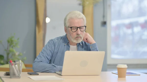 Senior Old Man Typing Laptop Office — Stockfoto
