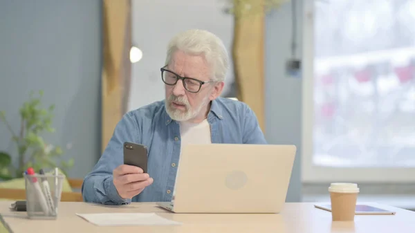 Senior Old Man Reacting Online Loss Laptop — Stockfoto
