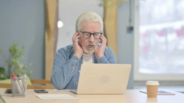 Senior Old Man Celebrating Online Success Laptop — стоковое фото