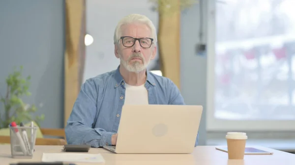 Senior Old Man Coming Work Laptop — Stockfoto