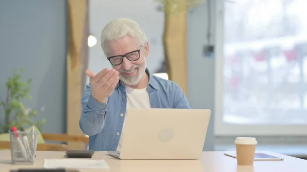 Shocked Senior Old Man Looking Camera While Working Laptop — Stock fotografie