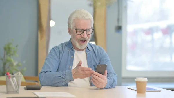 Starší Stařec Používající Smartphone Kanceláři — Stock fotografie