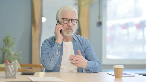 Senior Old Man Reageert Verlies Smartphone — Stockfoto