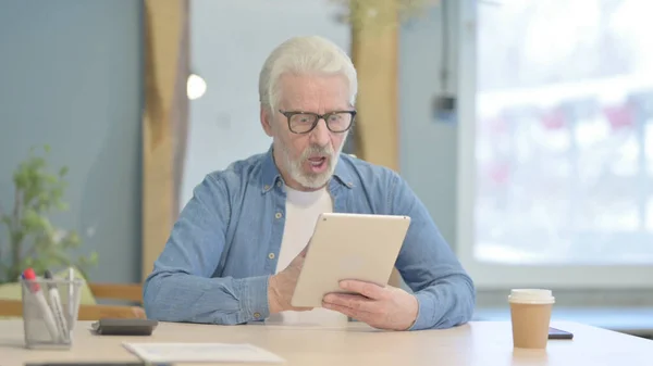 Senior Old Man Working Digital Tablet — Stockfoto
