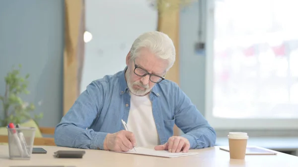 Senior Old Man Doing Calculation Work Documents — Foto Stock