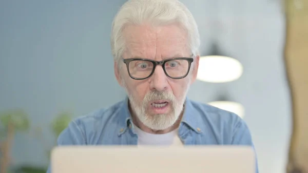 Close Senior Old Man Reacting Loss Laptop — Stock fotografie