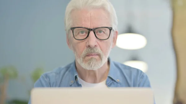 Close Senior Old Man Looking Camera While Using Laptop — Zdjęcie stockowe