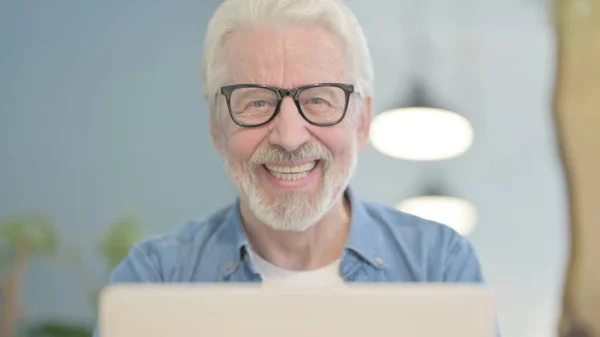 Close Senior Old Man Smiling Camera While Using Laptop — Stockfoto