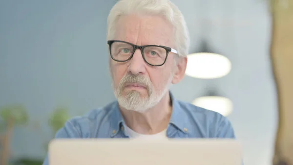 Close Disliking Senior Old Man Rejecting Idea While Using Laptop — Foto Stock