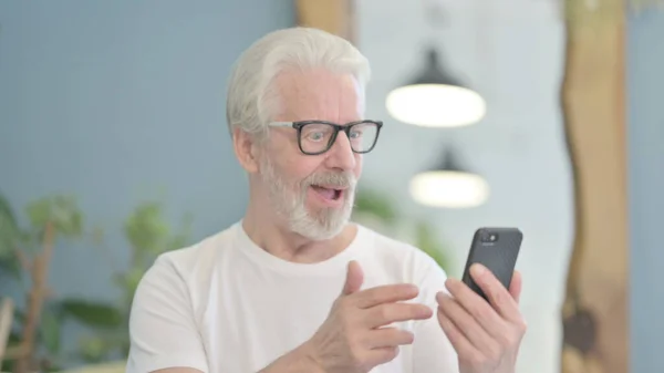 Portrait Senior Old Man Celebrating Success Smartphone — Stok fotoğraf
