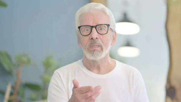 Online Video Chat Talking Senior Old Man — Stockfoto