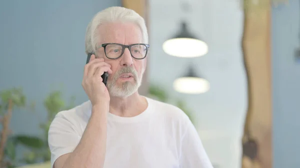Ritratto Del Vecchio Anziano Che Parla Telefono — Foto Stock