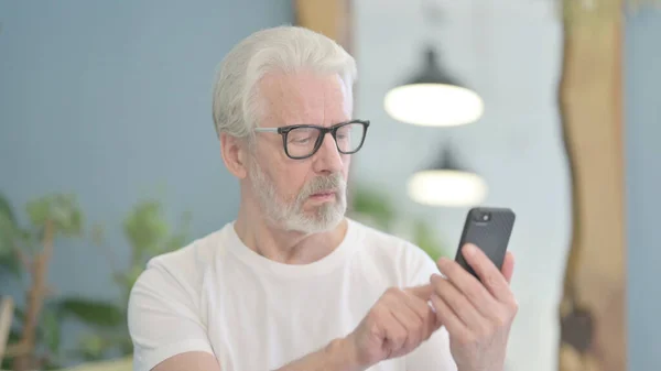 Ritratto Anziano Con Smartphone — Foto Stock